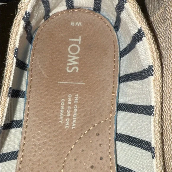 TOMS Women’s Beige Slip-On Loafers size 9 like new - Picture 6 of 9